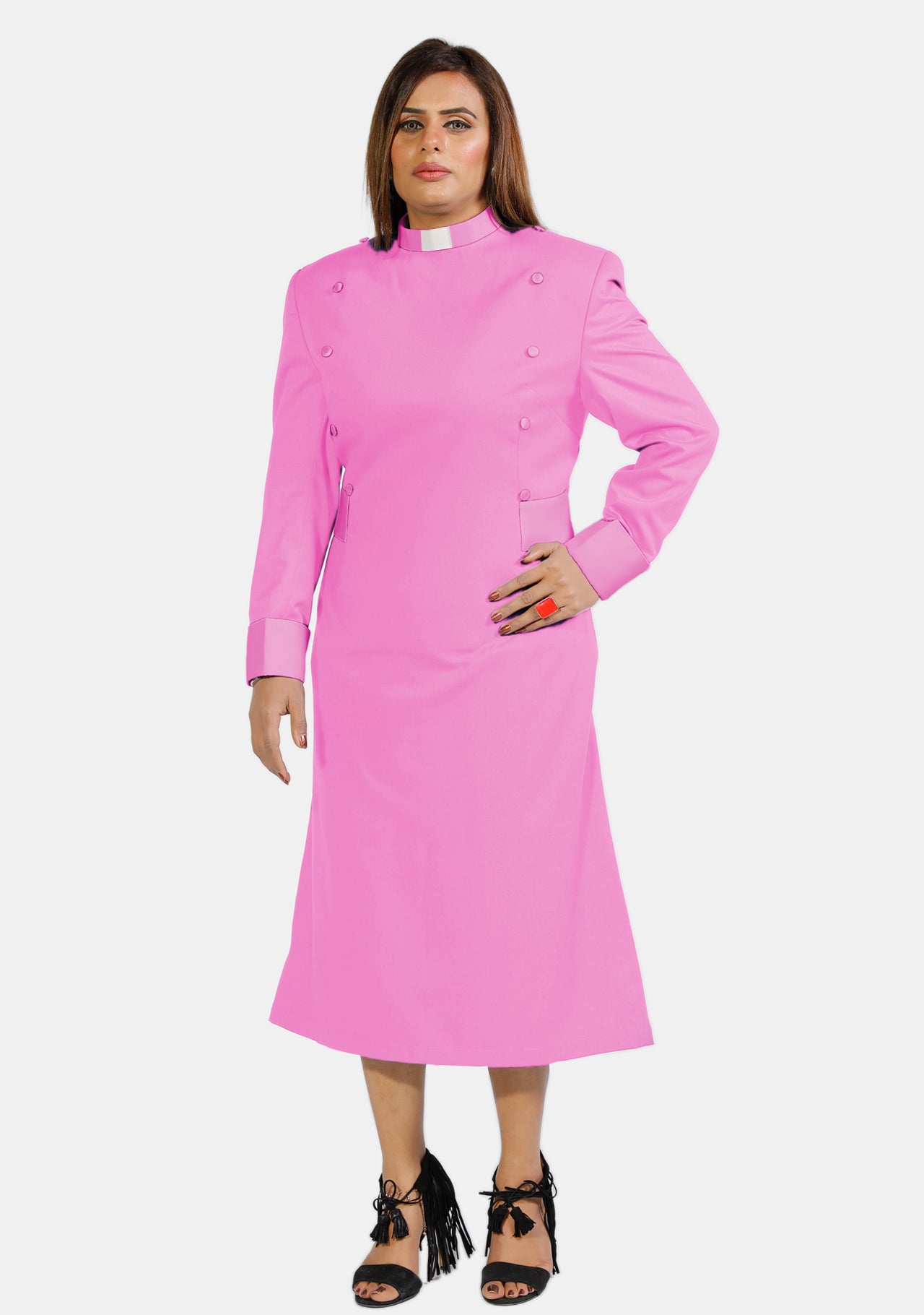 Robe de prêtre rose pour femme avec boutons de créateur