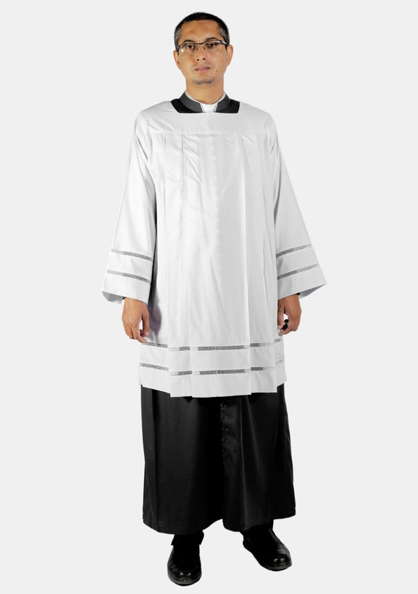 Surplis de prêtre catholique avec double dentelle florale