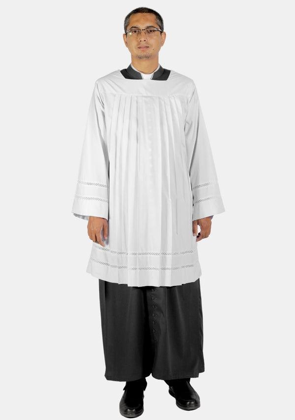 Surplis en dentelle à col carré