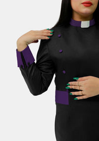 Robe de prêtre noire pour femme avec boutons violets