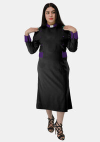 Robe de prêtre noire pour femme avec boutons violets