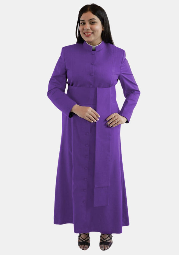 Robes gracieuses violettes du clergé romain