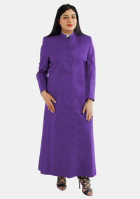 Robes gracieuses violettes du clergé romain