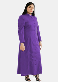 Robes gracieuses violettes du clergé romain