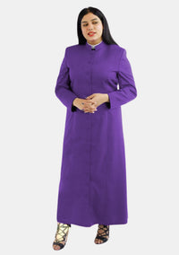 Robes gracieuses violettes du clergé romain