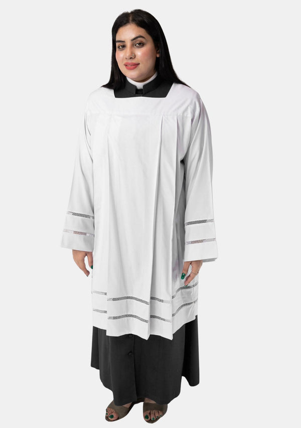 Surplis en dentelle traditionnelle opulente