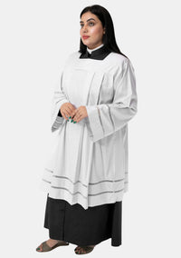 Surplis en dentelle traditionnelle opulente
