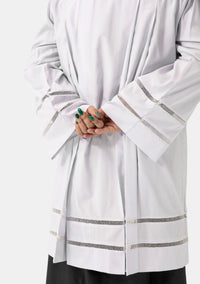Surplis en dentelle traditionnelle opulente
