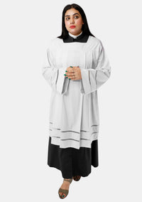 Surplis en dentelle traditionnelle opulente
