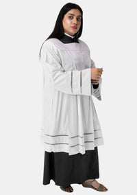 Surplis en dentelle traditionnelle opulente