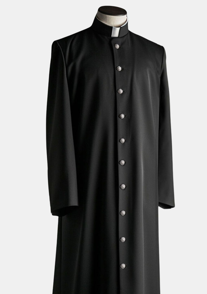 Robe noire de prêtre à boutons métalliques