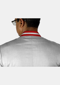 Pasteur blanc avec veste bordée de rouge
