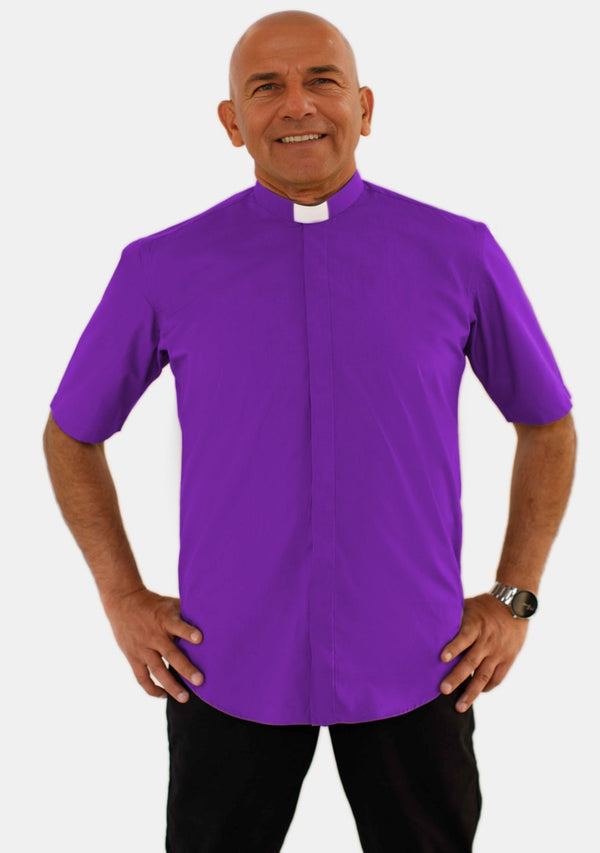 Chemise clergé à manches courtes et col à patte romaine violette pour homme