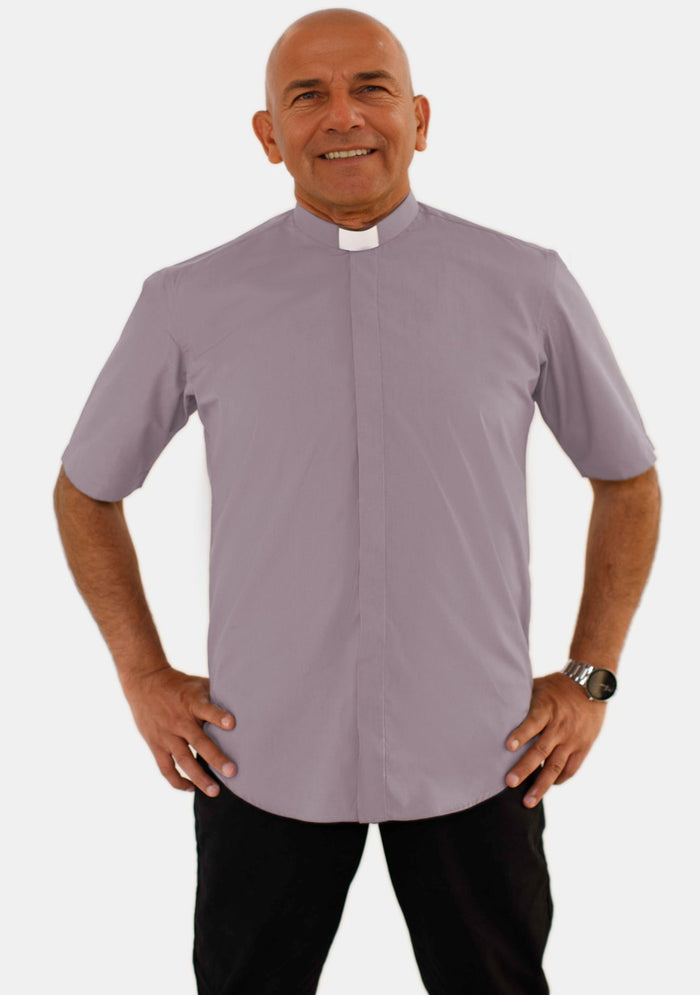 Chemise grise à manches courtes et col rabattu pour homme