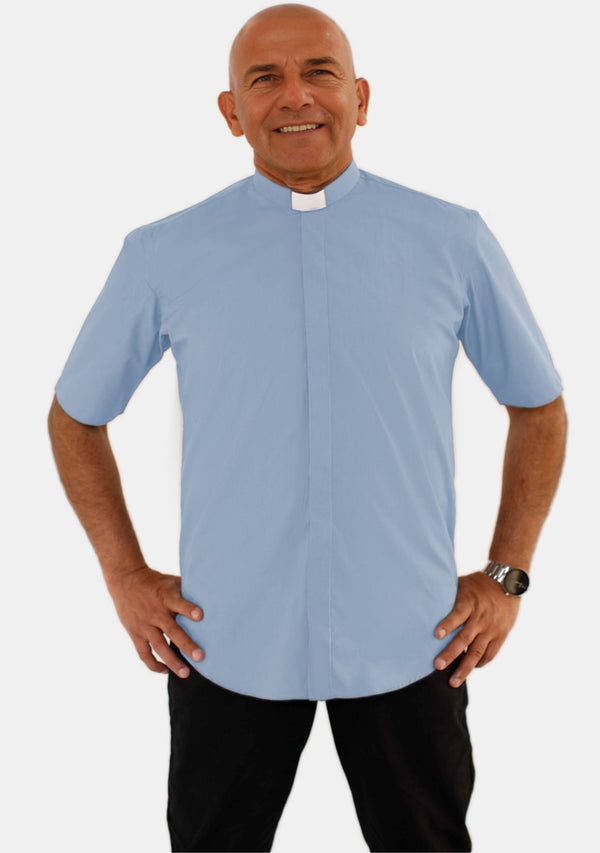 Chemise clergé bleu ciel à manches courtes et col rabattu pour homme