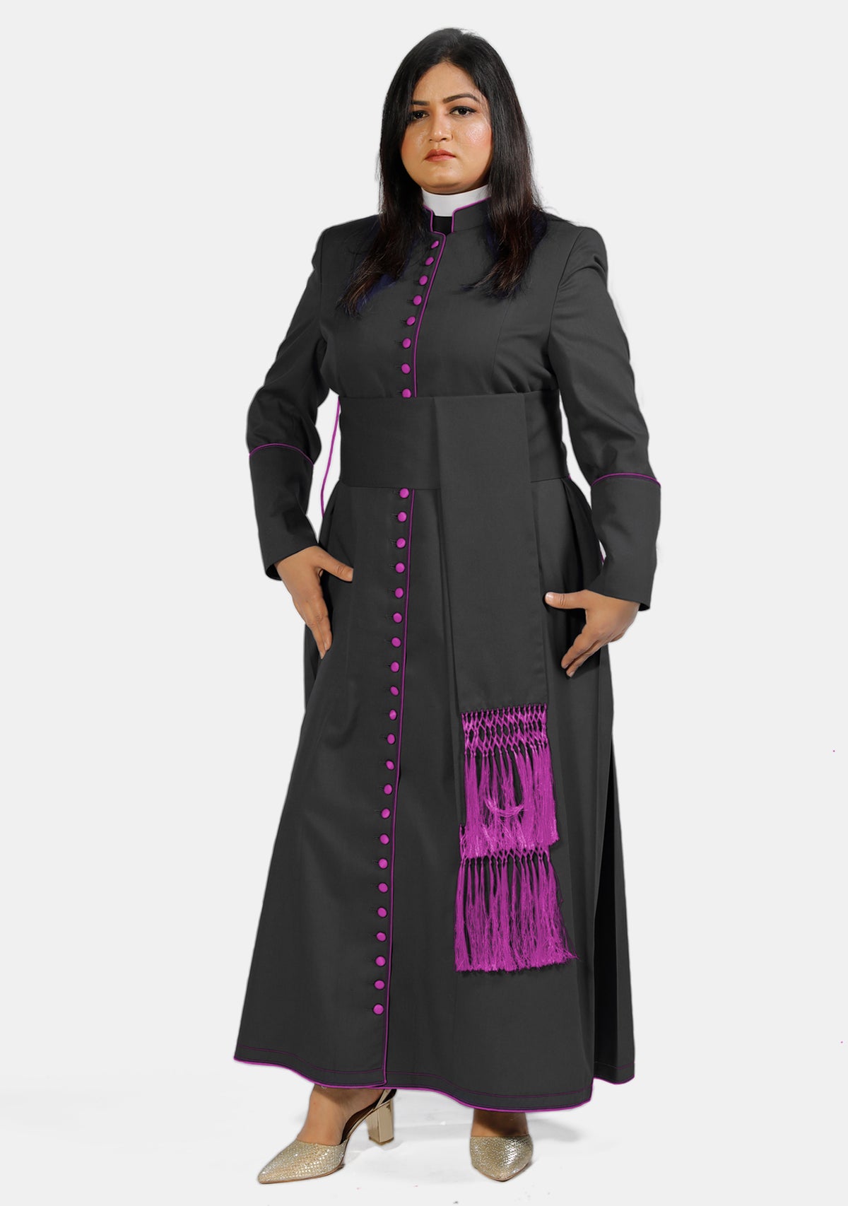 Tabitha Femme Noire avec Soutane Rouge Violette