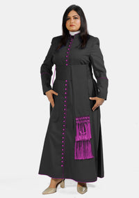 Tabitha Femme Noire avec Soutane Rouge Violette
