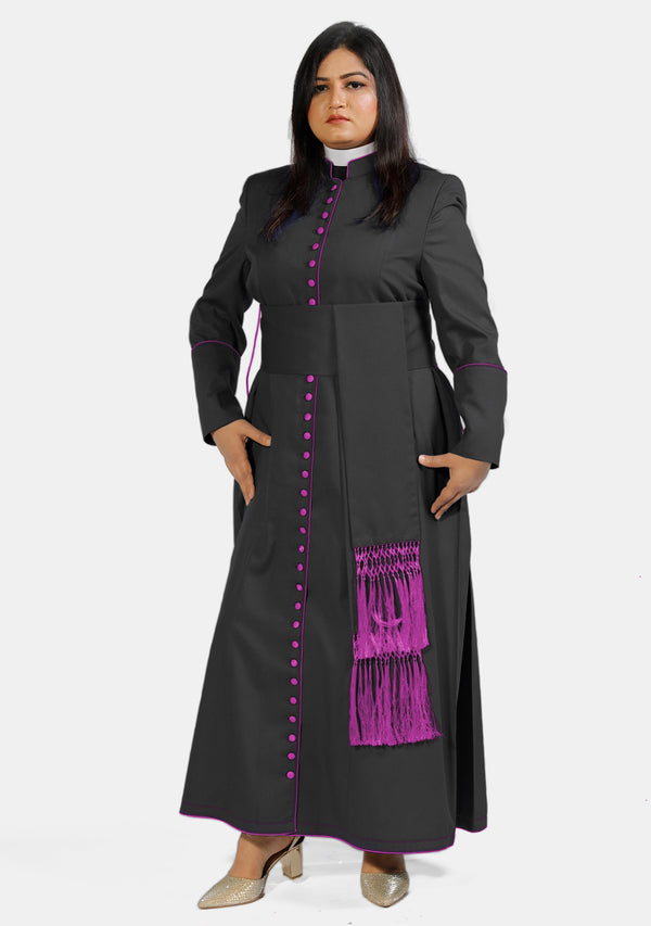 Tabitha Femme Noire avec Soutane Rouge Violette