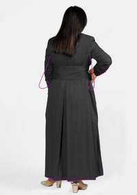 Tabitha Femme Noire avec Soutane Rouge Violette