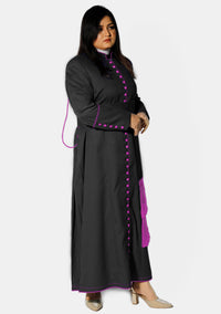 Tabitha Femme Noire avec Soutane Rouge Violette