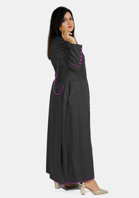 Tabitha Femme Noire avec Soutane Rouge Violette