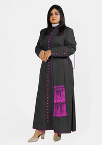 Tabitha Femme Noire avec Soutane Rouge Violette