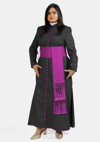 Tabitha Femme Noire avec Soutane Rouge Violette