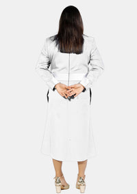 Robe de prêtre blanche pour femme avec boutons de créateur