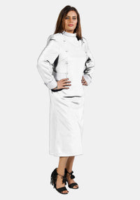 Robe de prêtre blanche pour femme avec boutons de créateur