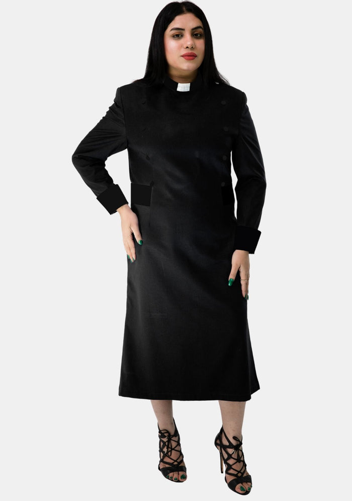 Robe clergé noire pour femme avec boutons de créateur