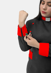 Robe de prêtre noire pour femme avec boutons rouges