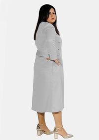 Robe de prêtre grise pour femme avec boutons de créateur