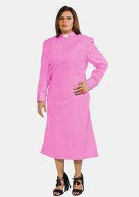 Robe de prêtre rose pour femme avec boutons de créateur