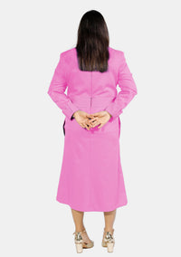 Robe de prêtre rose pour femme avec boutons de créateur