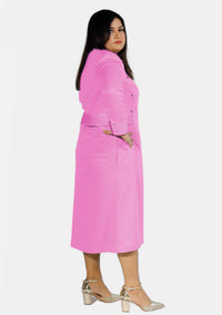Robe de prêtre rose pour femme avec boutons de créateur