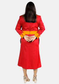 Robe de prêtre pour femme rouge avec boutons dorés