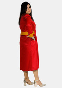 Robe de prêtre pour femme rouge avec boutons dorés