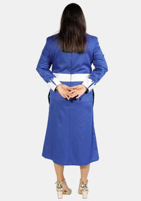 Robe de prêtre pour femme bleu roi avec boutons blancs de créateur