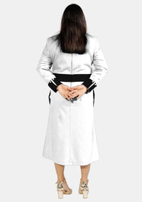 Robe de prêtre blanche pour femme avec boutons noirs