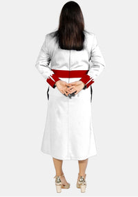 Robe de prêtre blanche pour femme avec boutons rouges