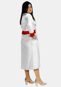 Robe de prêtre blanche pour femme avec boutons rouges