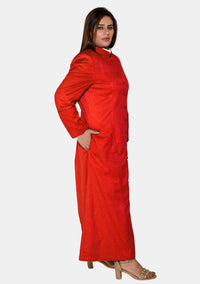 Robe de prêtre rouge vénérée pour femme
