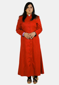Robe de prêtre rouge vénérée pour femme