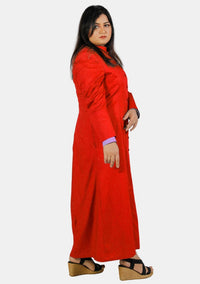 Robe de prêtre rouge vénérée pour femme